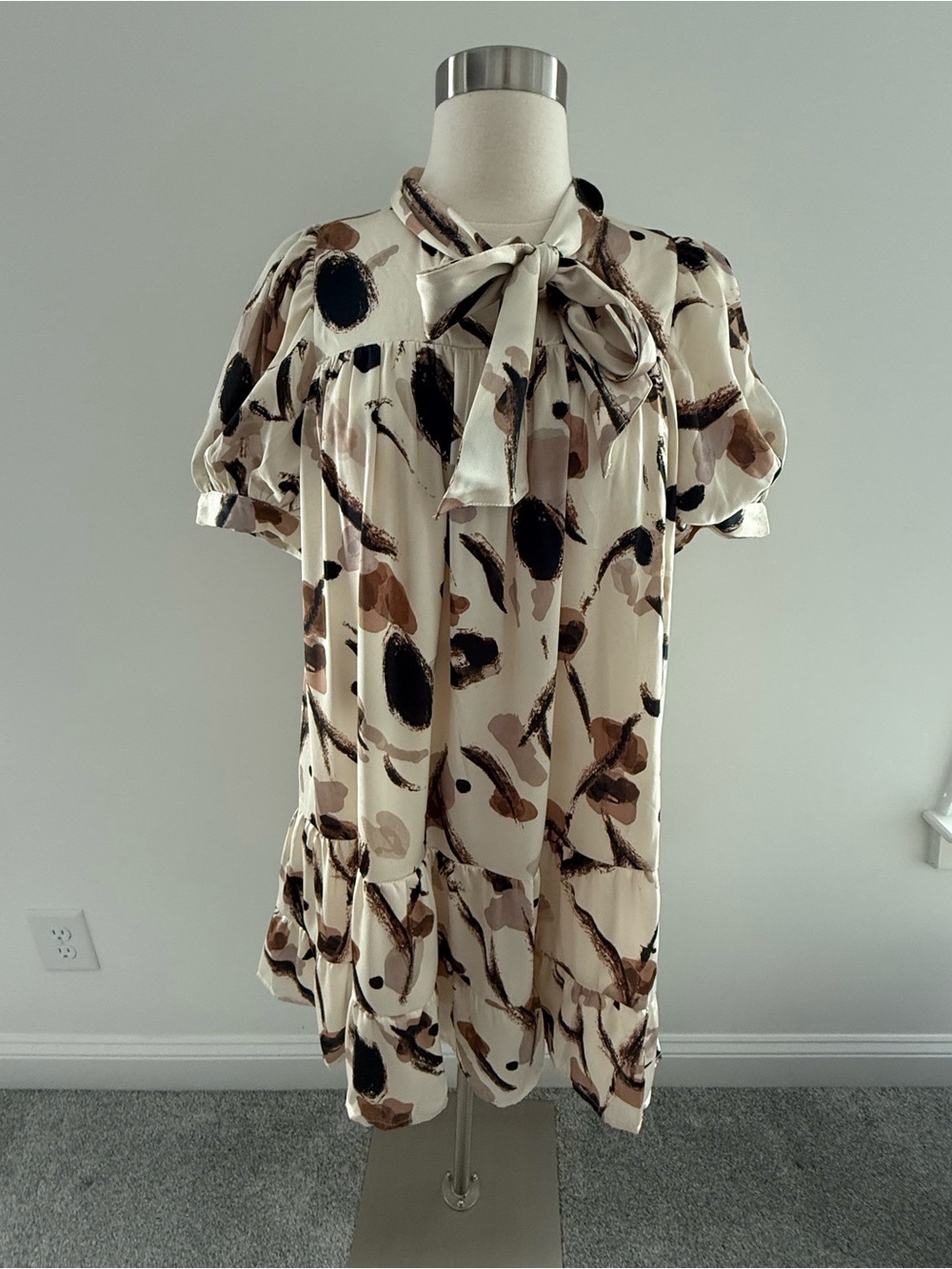 NWT Entro Cream Tie-Neck Short Sleeve Shift Dress - Medium $58